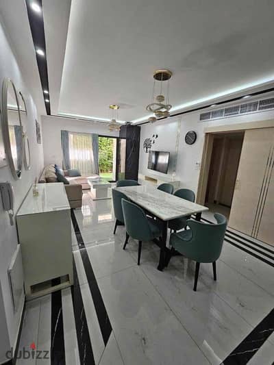 رفاهية السكن والخصوصية في قلب Lake View Residence  فرصة مميزة للإيجار لأصحاب الذوق الرفيع، شقة دور أرضي بحديقة خاصة بتصميم يجمع بين الرقي والراحة في كمبوند ليك فيو ريزيدنس. • المساحة والتقسيم: غرفتين نوم (منهم غرفة ماستر مجهزة بالكامل) + 2 حمام. • التشطي