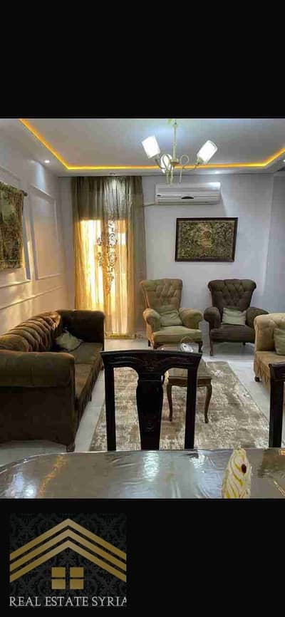 It has 4 air conditioners, one in each room and one in the living room. The apartment is on the fourth floor and has roof insulation. The elevator is under operation, and the apartment is rear-facing.