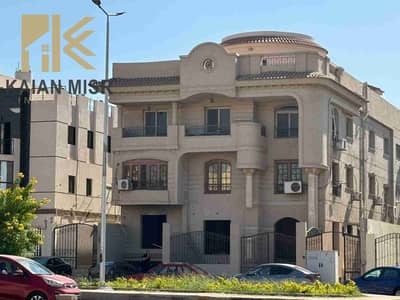 شقة ١٨٦م دور أرضي مرتفع بدون جاردن فأرقى أحياء الشروق الحي الثامن سوبر لوكس إستلام فوري