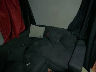 ركنه سرير علي حرف L وبتتفتح سرير ومعاها مخداتها لونها اسود