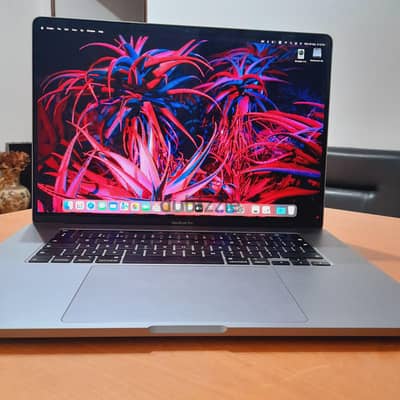 MacBook pro 2019 16 inch Core i7 Ram 16 Hard 512