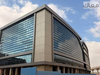 مقر بنك مميز للبيع أو الاستثمار على التسعين الشمالي مباشرة