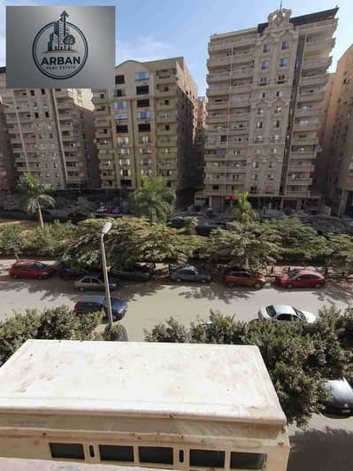 للإيجار شقة 230م بالتكيفات في زهراء المعادي الشطر 13 فيو حديقة الشطرال موقع مميز جدا بجانب مول الخمسين و سط المطاعم و البراندات العالمية و الطرق الرئيسية و المواصلات خمس دقائق لكارفور المعادي