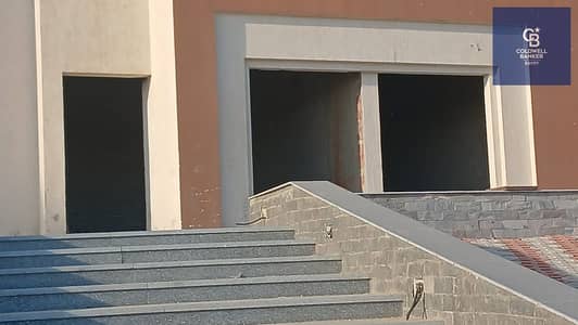 استلام فوري محل تجاري بترافيك عالي في منطقة البوليفارد بسعر مميز في نيوم اكتوبر