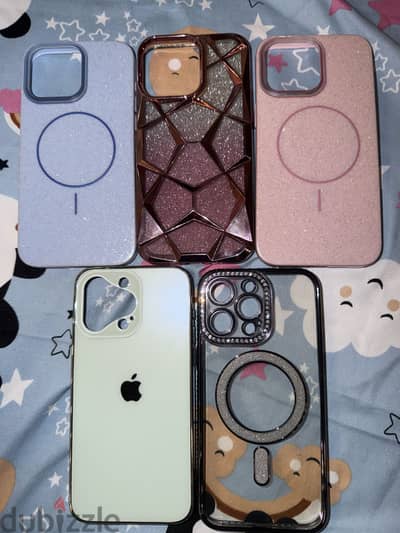 جرابات iPhone 15 Pro Max بحالة ممتازة