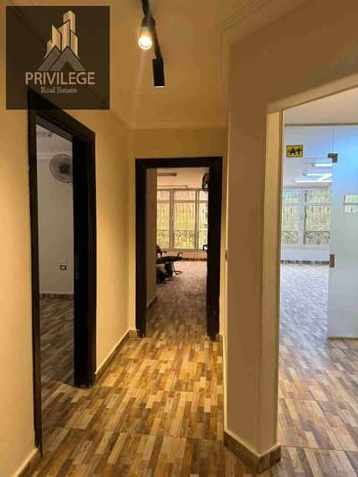 Administrative office for rent, officially licensed, fully air-conditioned, equipped with cameras, on a main road, close to all transportation and services.
