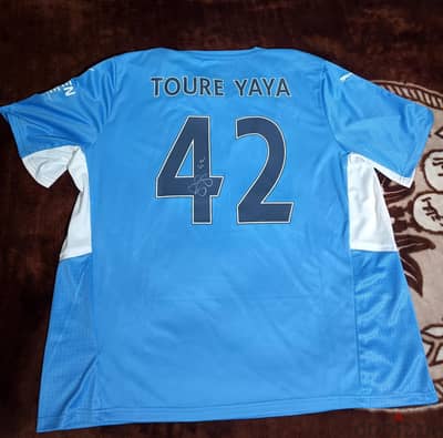 للبيع تيشرت Manchester City موقع رسميًا من النجم Yaya Touré