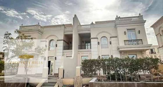 Fully finished villa ready for installment over 8 years in a villa compound, just in a landscape view, built in the French style, minutes from Hyde Park and Madinaty, very upscale and distinctive location