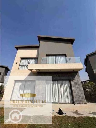 Standalone Villa VIP 605m For sale in Creek town new Cairo Infront of Rehab