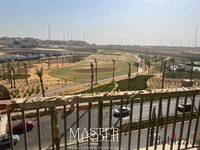 شقة للايجار تطل علي مساحات خضراء متشطبة بالكامل بموقع مميز في اب تاون كايرو من اعمار مصر