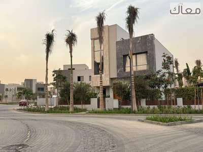 townhouse بمساحه 230متر بسعر 9مليون بمقدم 5% وتقسيط على 12 سنه داخل كومبوند سور في سور مع فندق عالمي تعالى اقولك التفاصيل بسرعه