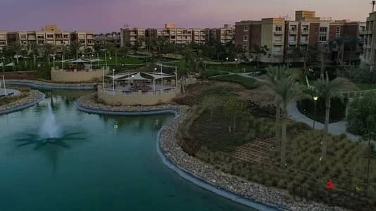شقه بحديقه باطلاله علي مساحه كبيره خضراء و بحيره فى IVY  نيو جيزه  بالقرب من Six West بيفرلي هيلز اركان بلازا الشيخ زايد