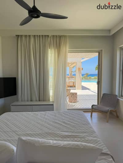 اميز شاليه متشطب بالتكيفات+فرش+اجهزة بأطلالة بانورامية على البحر sea view في ارقي قري الساحل الشمالي مع شركة الراجحي السعودية بخدمات فندقية