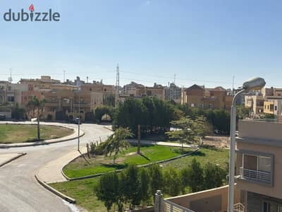 شقة روف للبيع 170م بتراس 20م دور 3 بالحي التامن الفيلات الاكثر تميز في قلب الشيخ زايد