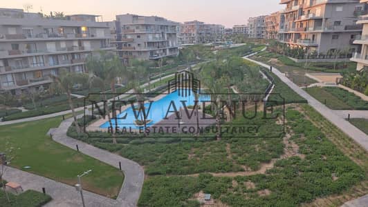 اقل من سعر السوق في ڤى ريزيدنس- v- residence  بواجهتين على حمام السباحة والنادي مع مطبخ  وتكييفات