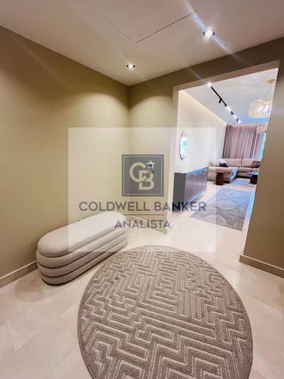 فيلِت – V Residence شقة  للايجار  190 م متر 3 غرف  في التجمع الخامس | إطلالة على حمام السباحة واللاندسكيب | مفروشة بالكامل