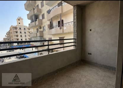شقة للبيع في الهضبة الوسطى الحي الخامس على شارع الجامعة الرئيسي بمساحة 165 متر، 3 غرف و2 حمام، استلام فوري بموقع مميز قريب من الخدمات والمحاور الرئيسي
