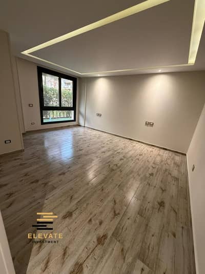 شقه 3 نوم مطبخ وتكيفات ارضي بجاردن في كمبوند ازاد