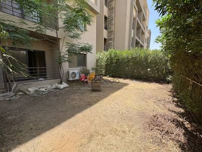 شقة بروف خاص للإيجار في فيفث سكوير بموقع مميز ومساحة واسعة