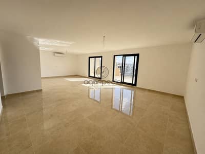 بنتهاوس مميز بروف للإيجار في فيفث سكوير بإطلالة رائعة