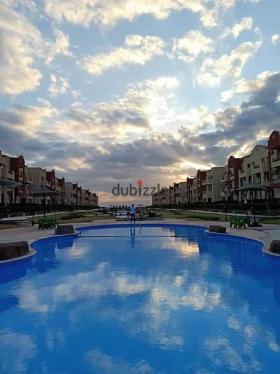 – بعد نفق الشهيد أحمد حمدي بحوالي 30 كم  – يبعد فقط 3 كم بعد موسى كوست  – طريق سهل وسريع من القاهرة  – منتجع متكامل الخدمات وعلى أعلى مستوى