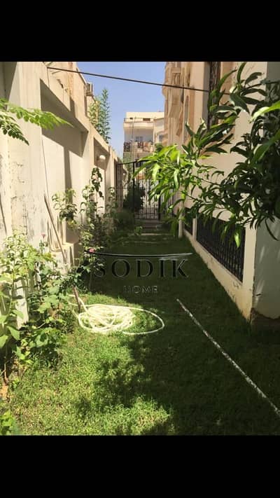 دور كامل للبيع في مدينة العبور الحي السادس فيلات قريبة من سبينس ماركت  دور أرضي بجاردن بمساحة 400 متر مساحة كبيرة و مساحة الجاردن 200 متر