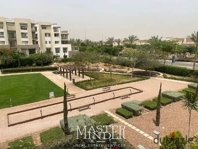 شقه للبيع مفروشة بالكامل باجهزه المطبخ و التكييفات فى اب تاون كايرو