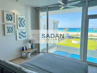 شالية استلام فوري  للبيع متشطب بالكامل علي البحر دايركت في مزارين العلمين - الساحل الشمالي                                                           .