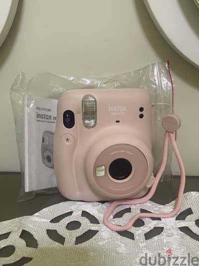 Fujifilm Instax Mini 11 (Blush Pink) بحالة الزيرو تماماً ل