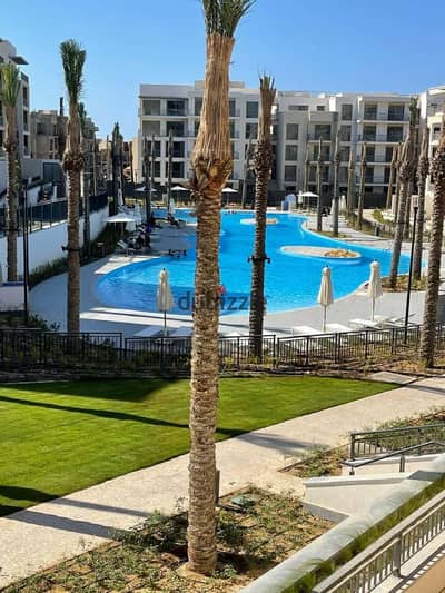 شاليه جاهز للسكن مكون من غرفتين نوم، مساحته 100 متر مربع، مفروش بالكامل، يقع في الطابق الأول، ويطل مباشرة على حمام السباحة، معروض للبيع بأفضل سعر.