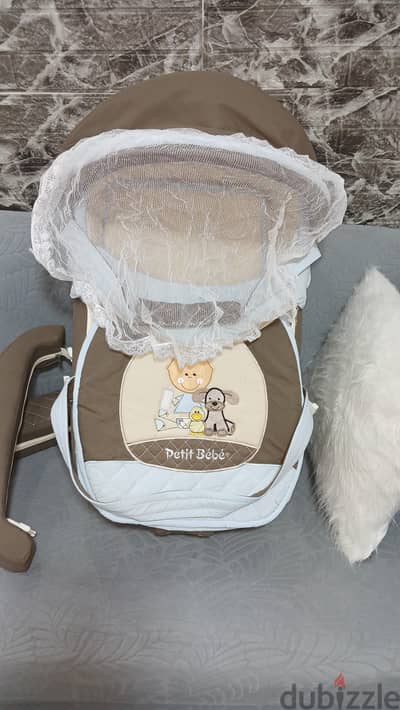 شنطه بيبي بالهزاز ماركه petit bebe