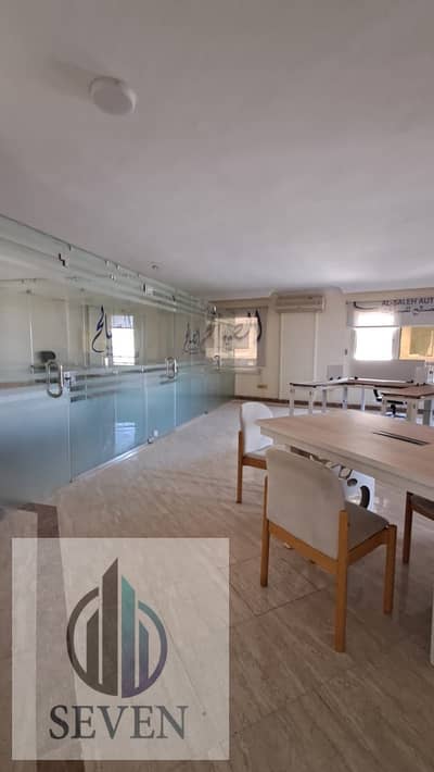 Administrative office for rent, 290 m², licensed and furnished, ultra-modern, next to Carrefour Maadi, prime location, minutes from Fifth Settlement.