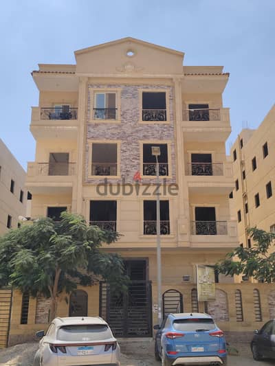 شقة بتراس كبير بحرية علي الحزام الاخضر وكومبوند الشرطة مباشرة