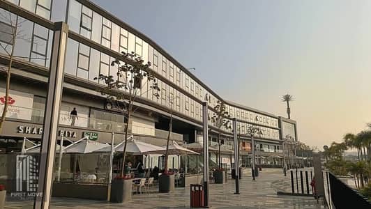With a 36% discoun, a shop suitable for a restaurant or cafe is available in Prime Location, directly on 90th Street, in Sleek Mall in the heart of F