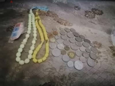 يوجد عملات وطوابع وسبح ومقتنيات للبيع