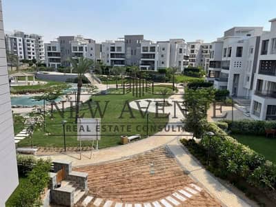 شقة مميزة في كايرو فيستيفال سيتي بأميز موقع بإطلالة مباشرة على بحيرة و لاندسكيب متشطبة بالتكييفات و المطبخ