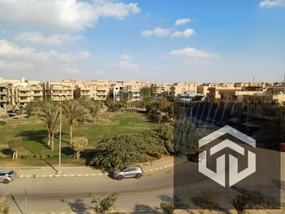 للبيع شقة مميزة بفيلات البنفسج ١, موقع استثنائي أمام الرحاب بوابة ١٣ ,تشطيب سوبر لوكس – أول سكن