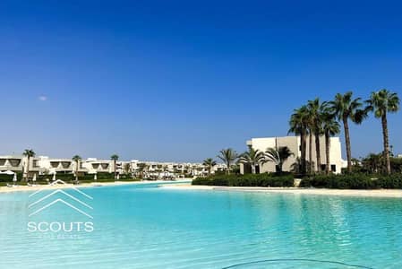 شاليه للبيع صف اول علي اللاجون متشطب بالتكيفات والمطبخ في قريه ازها في الساحل الشمالي Azha North Coast راس الحكمه سور بسور هايا