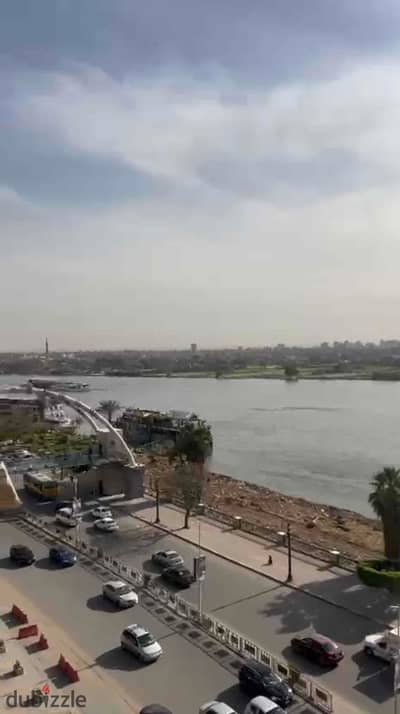 فرصة نادرة و اكثر من رائعة للبيع شقة كبيرة جداً بنصف الثمن حرفياً في أميز برج فندقي علي ضفاف كورنيش النيل في المعادى