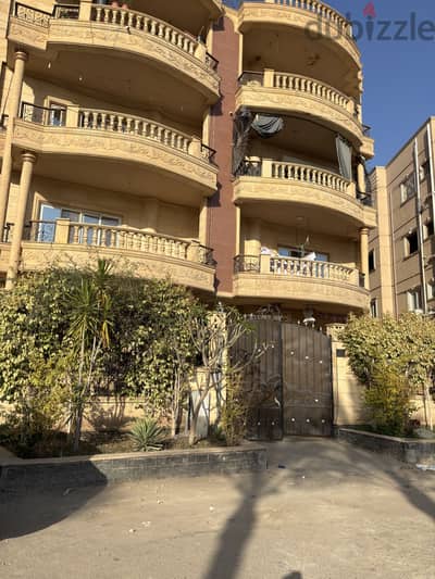 شقة للبيع في مدينة العبور الحي التاسع من المالك ارضي بحديقة خاصة