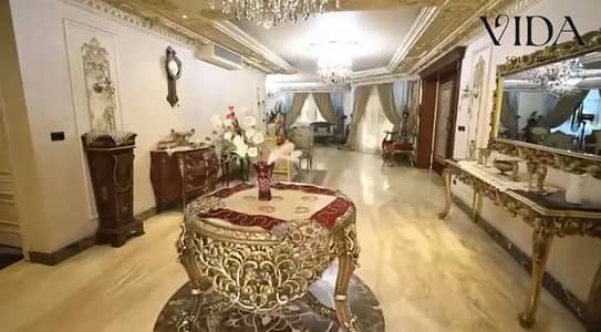 فيلا 700 متر متشطبة بلتكييفات للبيع فى كومباوند رويال سيتى