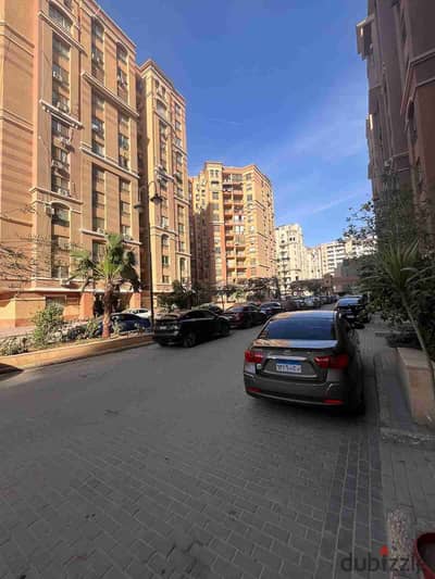 شقة للايجار المفروش للسكن الراقي بموقع متميز بكمبوند معادي جاردنز عالدائري مباشر بجوار البارون سيتي بالقرب من كارفور الدائري وجميع الخدمات