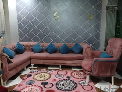 ركنه حرف l مقاس ٢ف٣ معاها كرسي لونها كشمير ب٥٥٠٠ج
