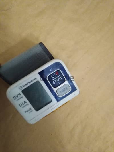 جهاز قياس الضغط اومرون معصمي ممتاز
