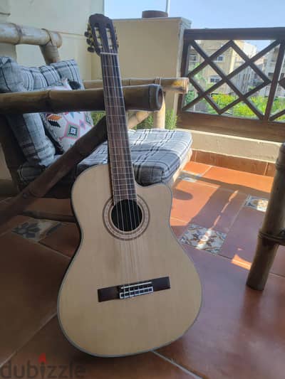 classical guitar in excellent condition