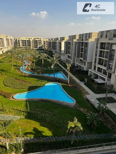 شقة متشطبه بالكامل واستلام فورى  للبيع 3 غرف نوم في كمبوند فيفث سكوير القاهرة الجديدة  fifth square في لوكيشن مميز جدا فيو دايركت على لاند سكيب