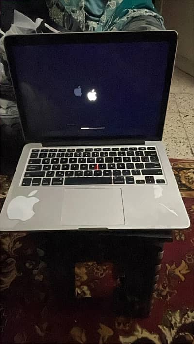 ماكبوك برو ريتنا ٢٠١٤ بحالة ممتازة جدا  ٨ جيجا رام  ١٢٠ اس اس دي  ١١٠٠