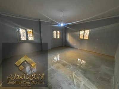 For rent: an empty apartment in Gardenia Heights 2, next to Horeya Selim Mosque and Gomla Market, and only minutes away from Mohamed Naguib Axis and Gamal Abdel Nasser Axis. Just 10 minutes from 90 Street, close to all services and transportation.