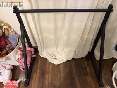 Wall mounted pull up bars