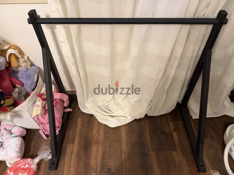 Wall mounted pull up bars 1